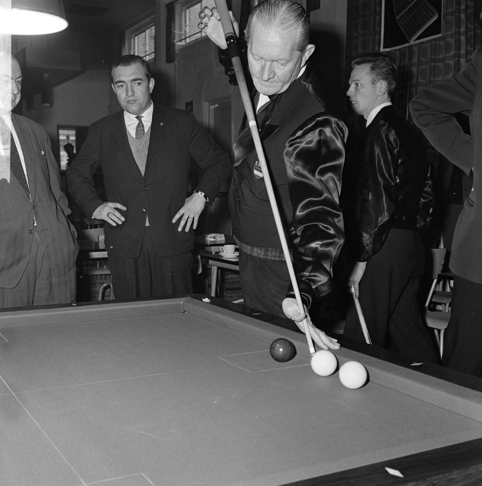 Kampioenschap Biljarten in Eersel 712. Piet van der Pol aan stoot, Bestanddeelnr 915-8425