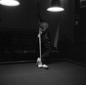 Kampioenschap biljarten ereklasse 7,5 in Odeon te Zwolle, Tini Wijnen in actie, Bestanddeelnr 911-8843