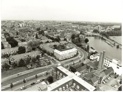 Kamperlaan en Buitenrustlaan met de Mariastichting op de voorgrond. NL-HlmNHA 54035054