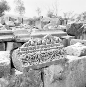 Kapernaum. Ruine van een synagoge uit de derde eeuw n. Chr. Gestapelde architec…, Bestanddeelnr 255-3020
