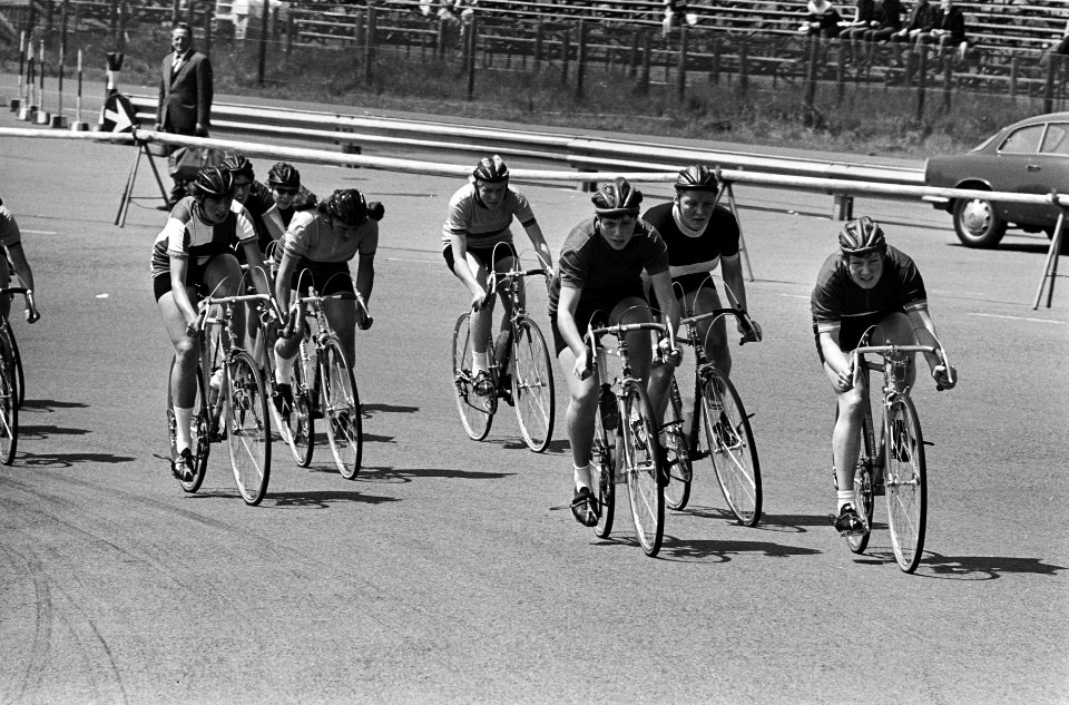 Kampioene op de fiets, de dames in actie op circuit van Zandvoort, Bestanddeelnr 917-8812