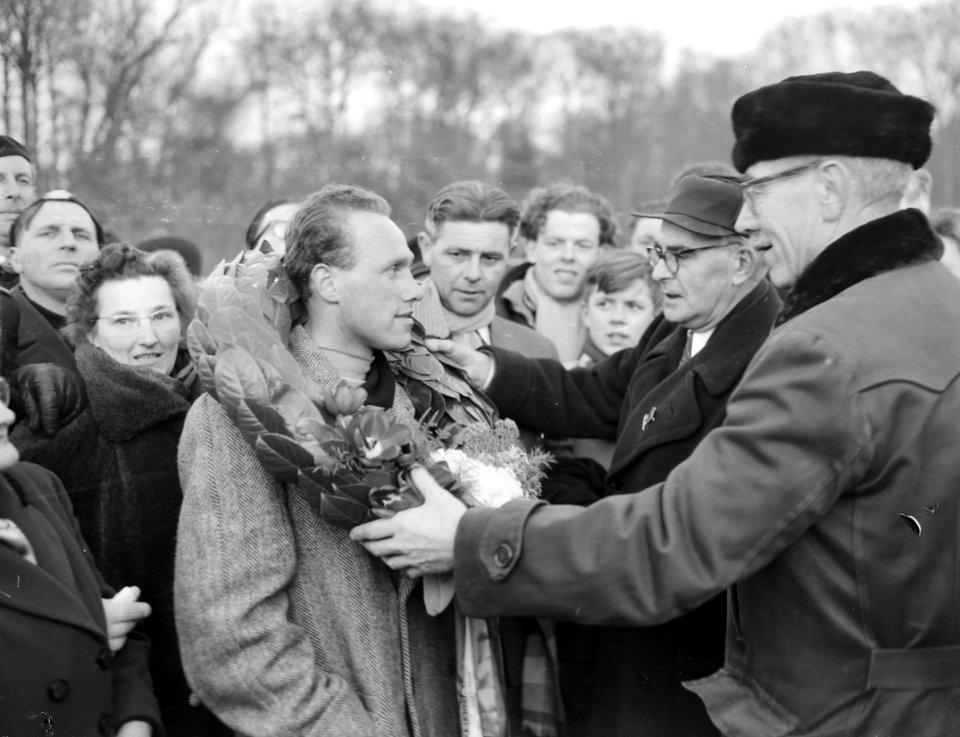 Kampioen van Nederland korte baan Amersfoort Van de Nagelt met krans, Bestanddeelnr 906-9967