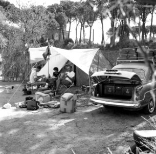 Kamperende mensen en hun auto, Bestanddeelnr 254-0748