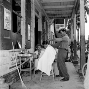 Kapper in de Jodenbreestraat in Paramaribo, Bestanddeelnr 252-4952