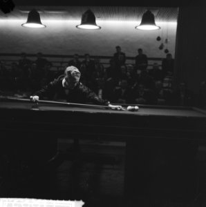 Kampioenschap biljarten ereklasse 7,5 in Odeon te Zwolle, De Kleine in actie, Bestanddeelnr 911-8837