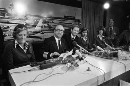 Kaping KLM DC9 boven Nederland tijdens persconf stewardess Oud, gezagvoerder K, Bestanddeelnr 929-8457
