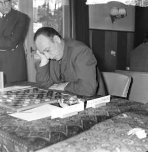 Kampioenschap dammen te Apeldoorn, drs. P. Roozenburg, Bestanddeelnr 917-6835