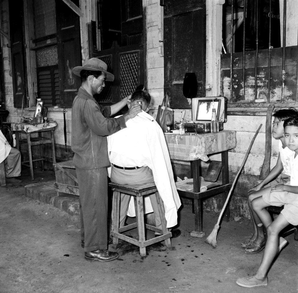 Kapper in de Jodenbreestraat in Paramaribo, Bestanddeelnr 252-4955