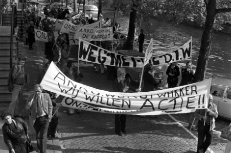 Kappers demonstreren tegen BTE-tarieven in Amsterdam demonstranten onderweg, Bestanddeelnr 928-1780