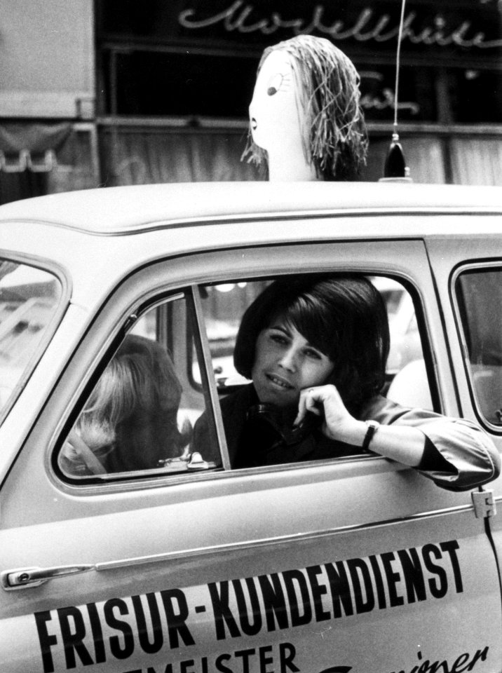 Kapper per mobilofoon in Wenen, de kapster in actie, Bestanddeelnr 917-1975 (cropped)
