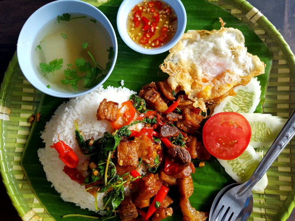 Ka-phrao that (basil fried pork served on tray), Bangkok, 2018-08-07 (2)
