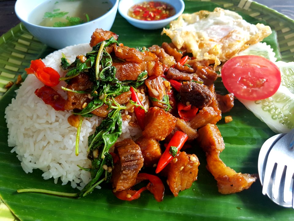 Ka-phrao that (basil fried pork served on tray), Bangkok, 2018-08-07 (1)