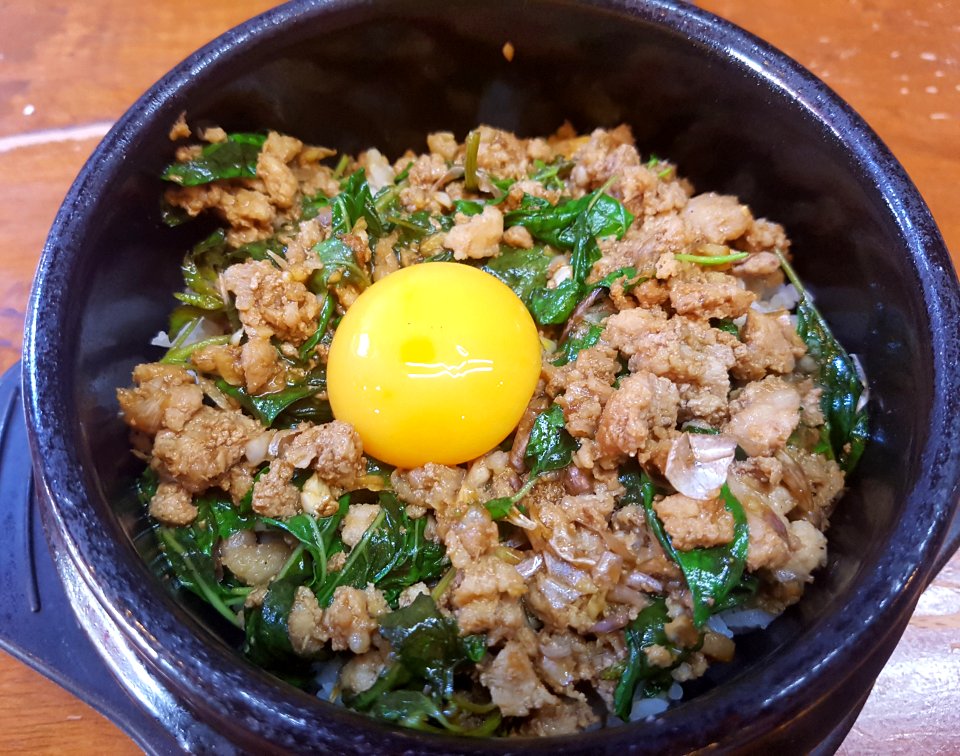 Ka-phrao mu (basil fried minced pork), no chilli ver, with rice & egg, Bangkok, 2018-02-06 (4)