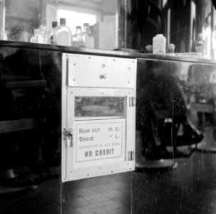 Kapsalon in Paramaribo, Suriname, Bestanddeelnr 252-3326