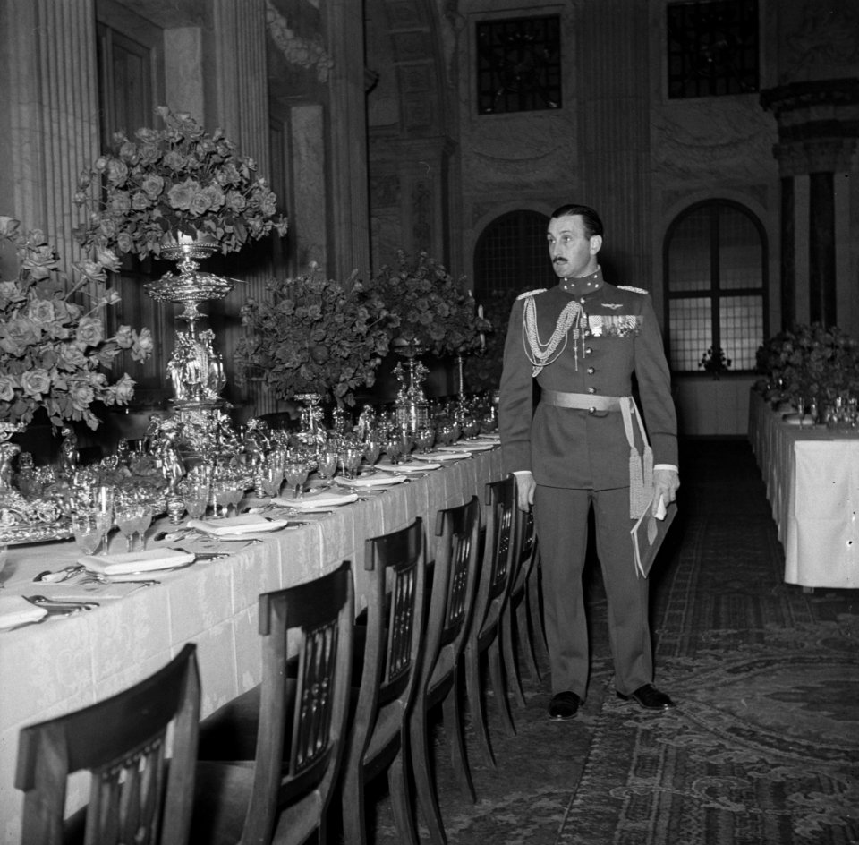 Kapitein in gala-uniform staande in een banketzaal in het Paleis op de Dam, Bestanddeelnr 935-3484