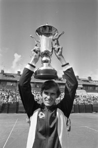 Kampioen Louk Sanders met beker, Bestanddeelnr 931-6292