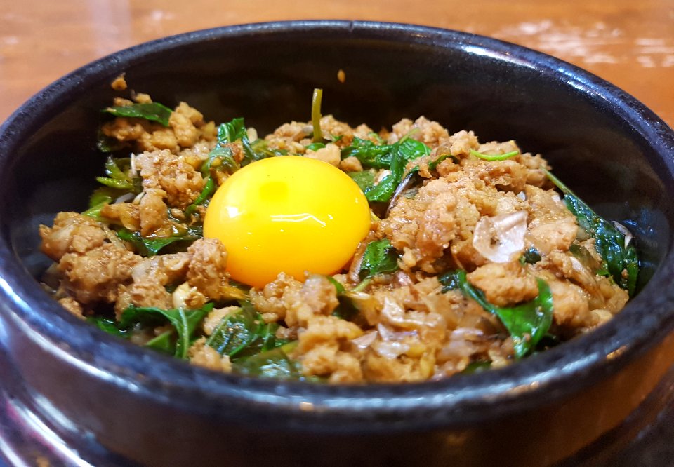 Ka-phrao mu (basil fried minced pork), no chilli ver, with rice & egg, Bangkok, 2018-02-06 (2)