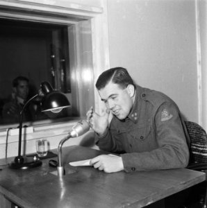 Kapitein Doole in een radiostudio, Bestanddeelnr 900-8921