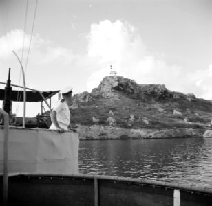 Kapitein Gorter van HrMs Van Speijk kijkt uit over de kust van Venezuela, Bestanddeelnr 252-8497