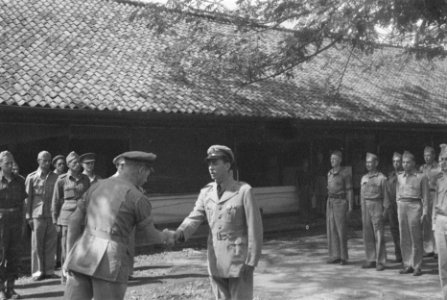 Kapitein der Infanterie G.L. Snell onderscheiden met het Bronzen Kruis. De plech, Bestanddeelnr 19-4-4
