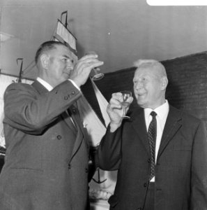 Kapitein A.C. Valk heft het glas met Cornelis Verolme, Bestanddeelnr 919-5283