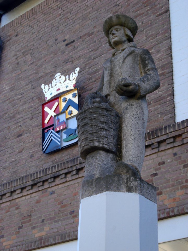 Kapelle, town hall- coa and statue fruit harvest