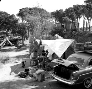 Kamperende mensen en hun auto, Bestanddeelnr 254-0747