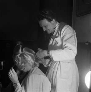 Kappersdemonstratie overbelicht, Bestanddeelnr 902-1396