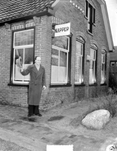 Kapper kaalhoofdigen in Een (Drente). Exterieur, Bestanddeelnr 903-2322