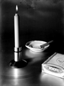 Kandelaar van de firma Barends met een doos sigaren, en een sigaar in een asbak, Bestanddeelnr 189-0830