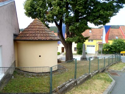 Kaple sv. Barbory, Mokrá - zezadu
