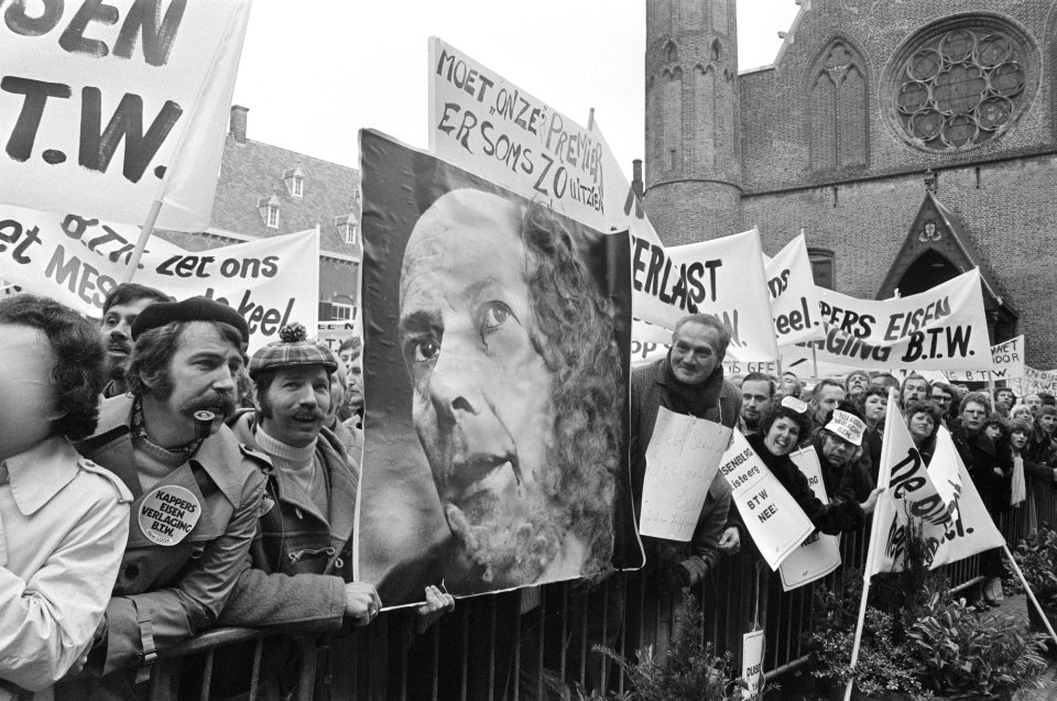 Kappers demonstreren op Binnenhof voor lager BTW-tarief de demonstranten op het, Bestanddeelnr 928-2628