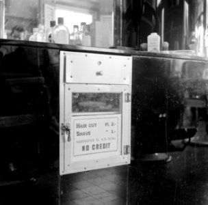 Kapsalon in Paramaribo, Suriname, Bestanddeelnr 252-3325