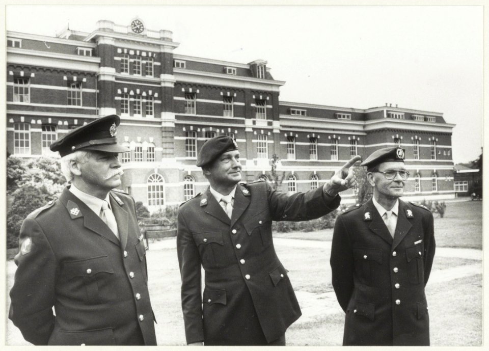 Kapitein P. Schuler, kazernecommandant, luitenant-kolonel J.H. Smit en majoor W. Sanders op het terrein aan de achterzijde van het hoofdgebouw van de Ripperda kazerne. NL-HlmNHA 54020765