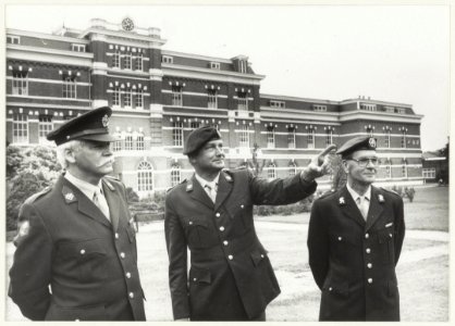 Kapitein P. Schuler, kazernecommandant, luitenant-kolonel J.H. Smit en majoor W. Sanders op het terrein aan de achterzijde van het hoofdgebouw van de Ripperda kazerne. NL-HlmNHA 54020765