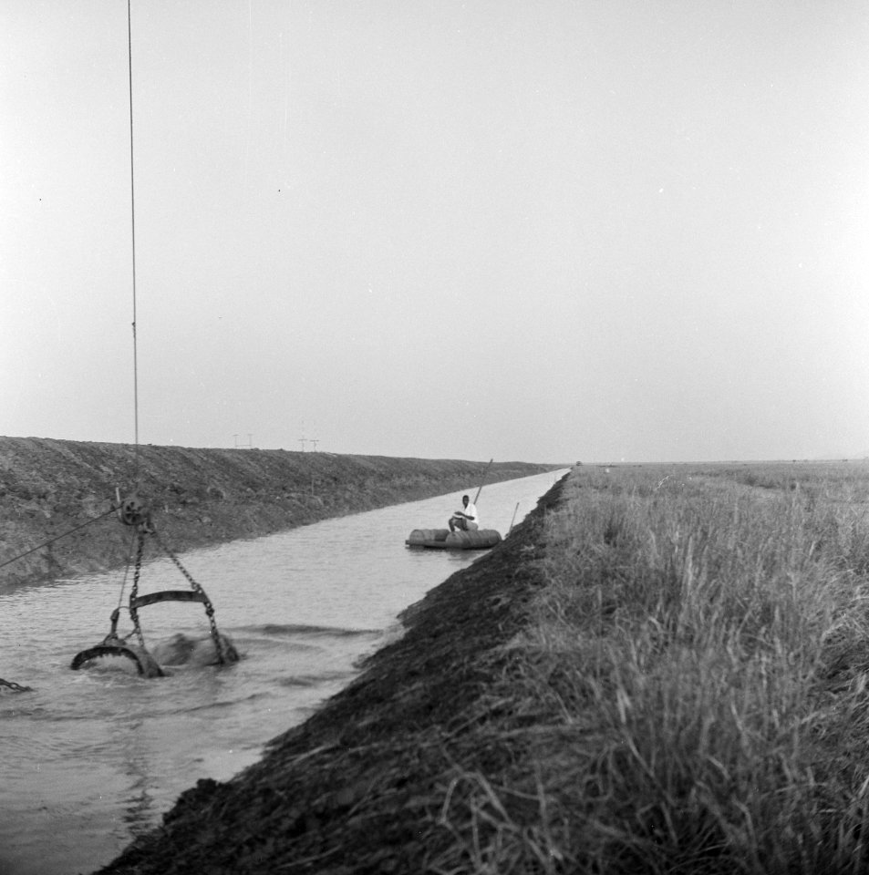 Kanalen, werkzaamheden, mannen, draglines, Bestanddeelnr 250-8389