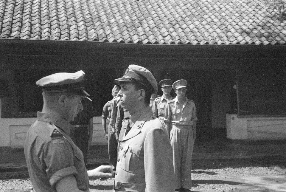 Kapitein der Infanterie G.L. Snell onderscheiden met het Bronzen Kruis. De plech, Bestanddeelnr 19-4-2