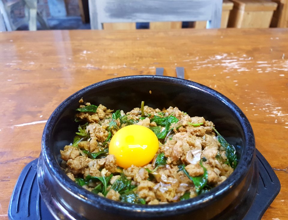 Ka-phrao mu (basil fried minced pork), no chilli ver, with rice & egg, Bangkok, 2018-02-06 (5)