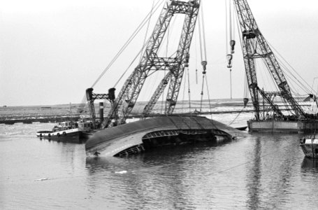 Kantelen Thuntank VII uitgesteld, de bergers bezig in ertshaven Europoort, Bestanddeelnr 914-7722