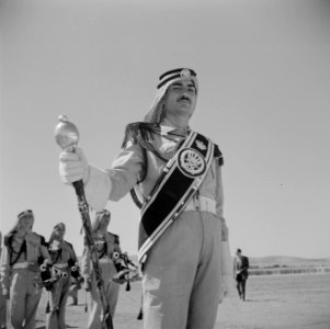 Kapelmeester van het muziekkorps van de koninklijke erewacht bij een parade, Bestanddeelnr 255-5079