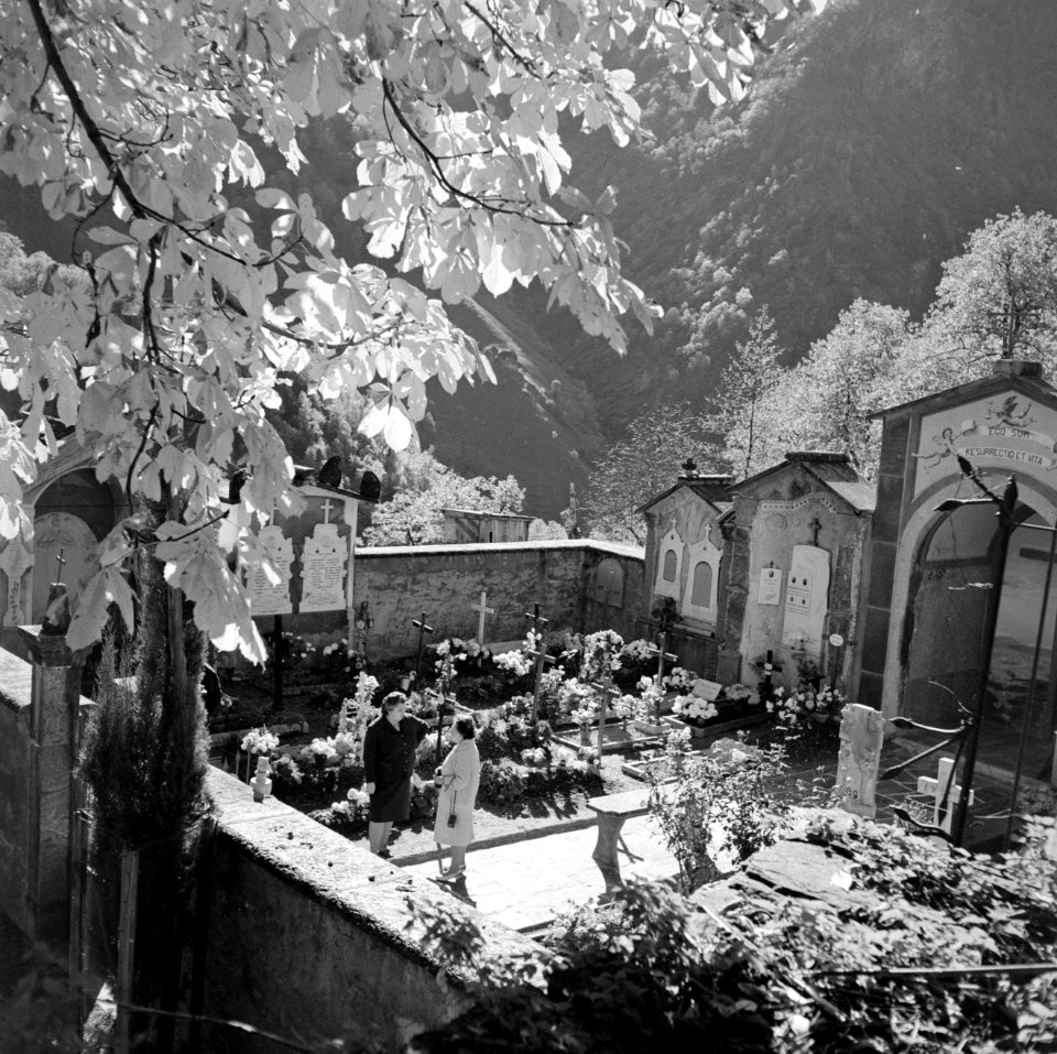 Kanton Tessin Kerkhof in een dorpje tijdens Allerheiligen, Bestanddeelnr 254-4812