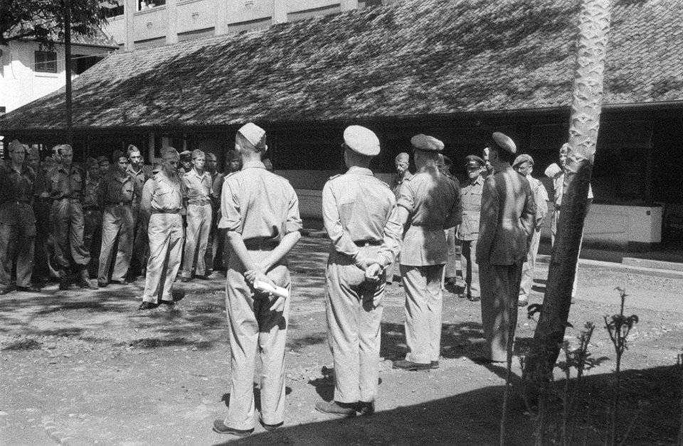 Kapitein der Infanterie G.L. Snell onderscheiden met het Bronzen Kruis. De plech, Bestanddeelnr 19-3-4