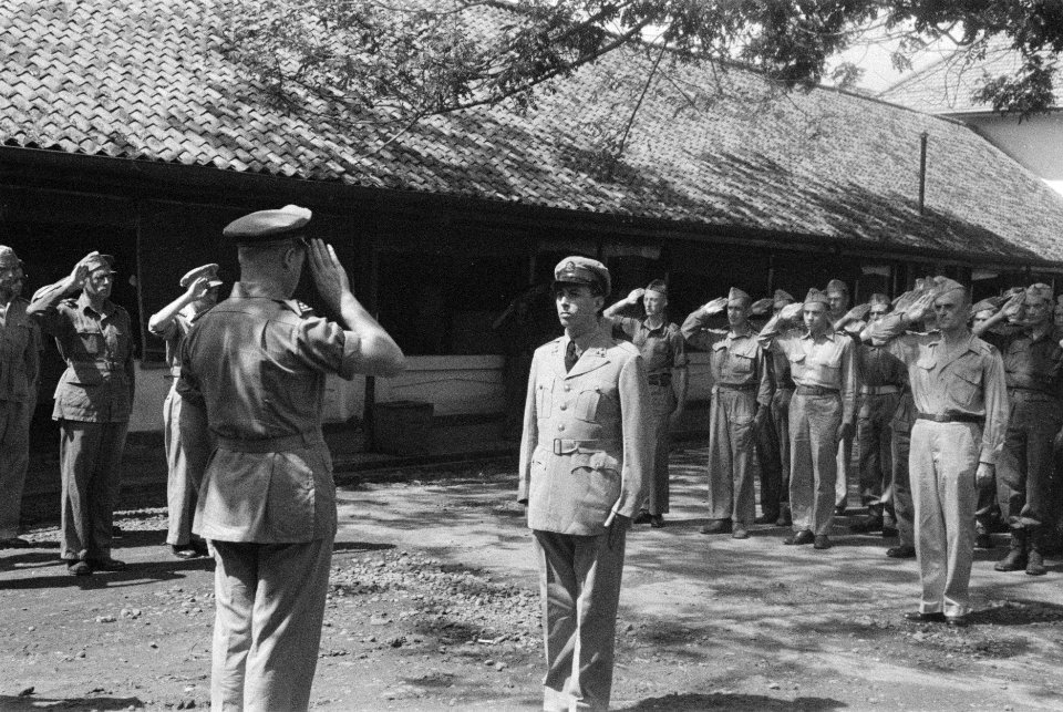 Kapitein der Infanterie G.L. Snell onderscheiden met het Bronzen Kruis. De plech, Bestanddeelnr 19-3-6