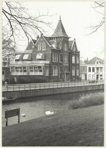 Kantoor van de Gemeentelijke Sociale Dienst Raamsingel 2 gezien vanaf de Raamvest. NL-HlmNHA 54004845