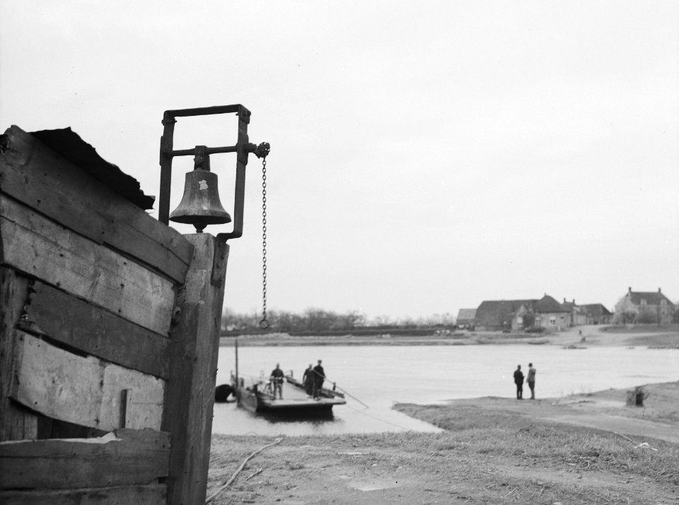 Kanalen, rivieren, mensen, pont, bellen, Bestanddeelnr 253-6657