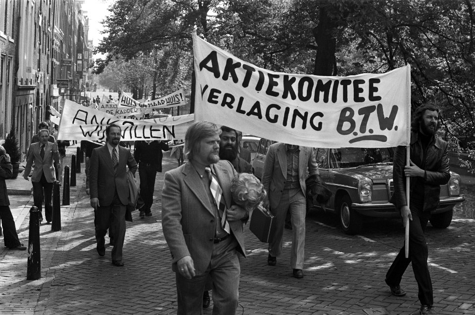 Kappers demonstreren tegen BTW-tarieven in Amsterdam demonstranten onderweg, Bestanddeelnr 928-1781