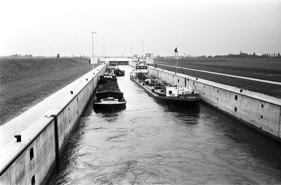 Kanalisatie van Neder Rijn d.m.v. stuw en sluizencomple bij Driel sluis bij Dri, Bestanddeelnr 923-9627