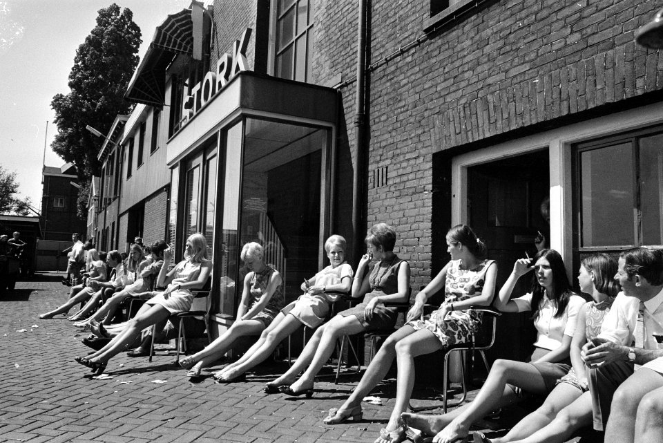 Kantoormeisjes van Stork, Amsterdam-Noord, staken een uur uit solidariteit met W, Bestanddeelnr 923-5726