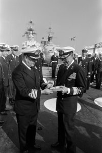 Kapitein-ter-zee G.C. Mitchell (cdt. van het permanente NAVO-smaldeel) spreekt m, Bestanddeelnr 921-6702