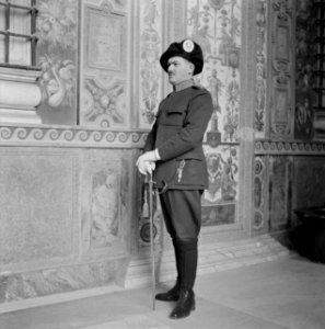 Kapitein Umerto Aebischa poseert in dagelijks tenue, Bestanddeelnr 191-1289